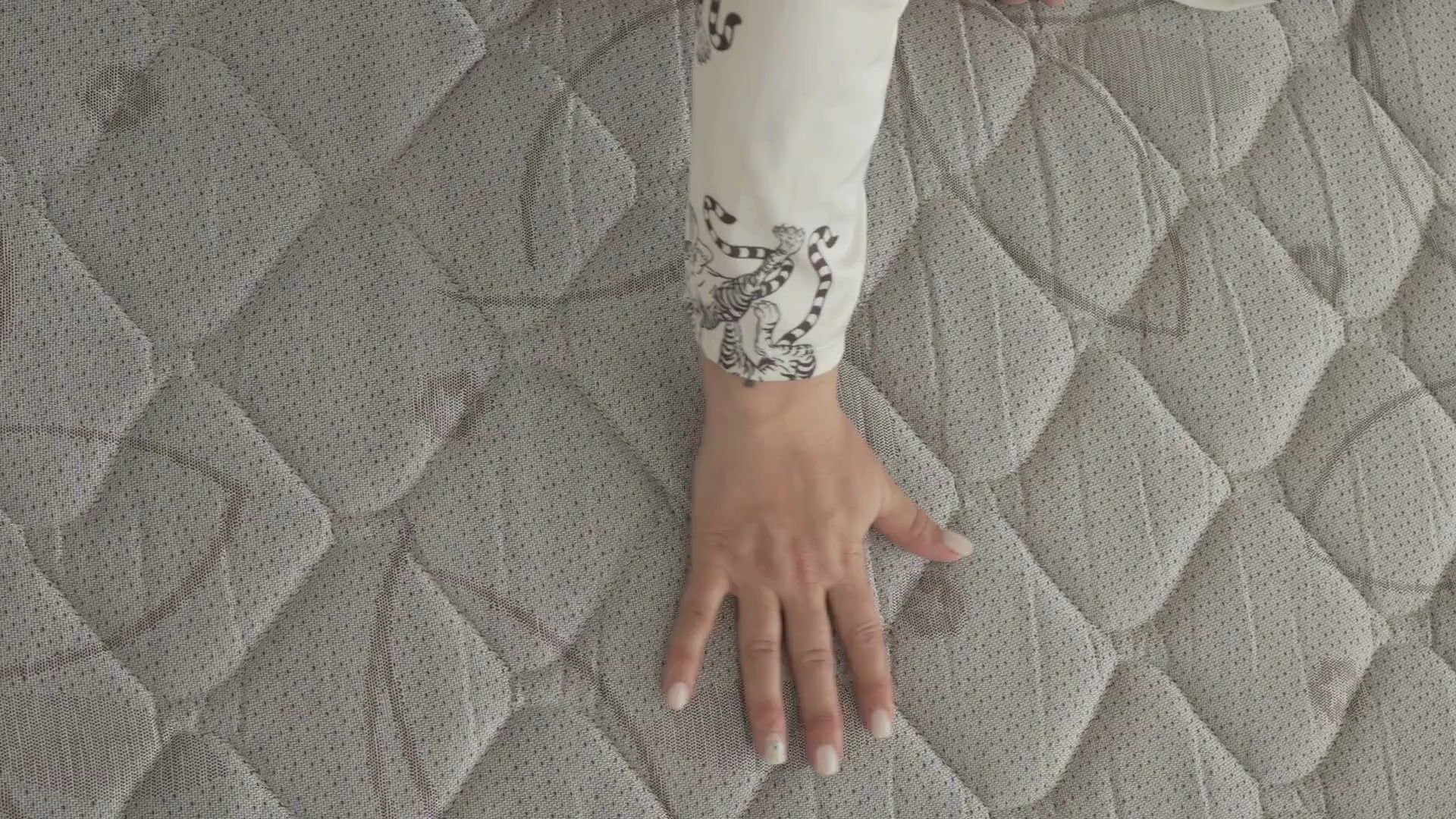 Cargar video: <p><span class="metafield-multi_line_text_field">DESCANSO PREMIUM<br />
Descanso premium es más que dormir bien: es regalarle a tu cuerpo una experiencia reparadora, noche tras noche. El colchón Zinus combina tecnología de confort, doble pillow top y firmeza ideal para que sientas que flotás, sin dejar de estar contenido. Porque cuando descansás de verdad, todo cambia.</span></p>