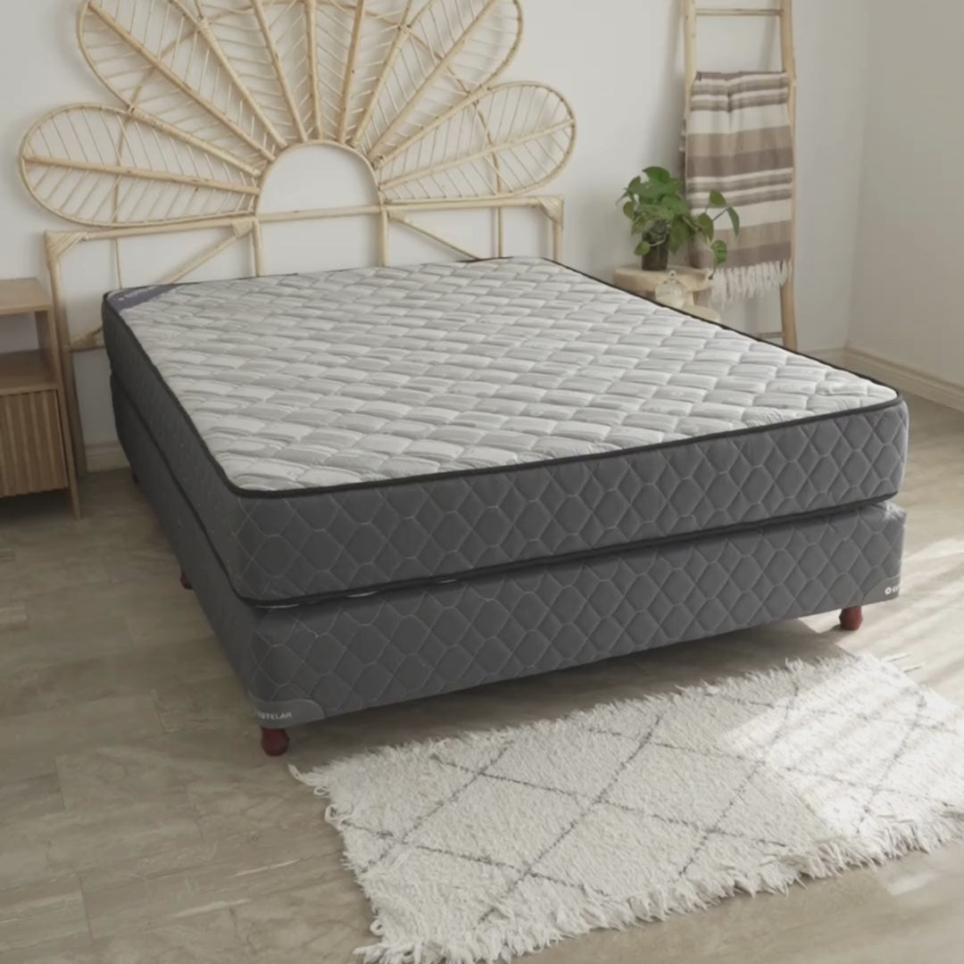 Cargar video: <p><span class="metafield-multi_line_text_field">MEJORÁ TU DÍA DESDE EL DESCANSO<br />
Lo primero que cambia cuando descansás bien… es todo lo demás. Emma está pensado para darte ese punto de partida donde todo mejora: tu energía, tu humor, tu rutina. Dormí mejor, viví mejor.</span></p>