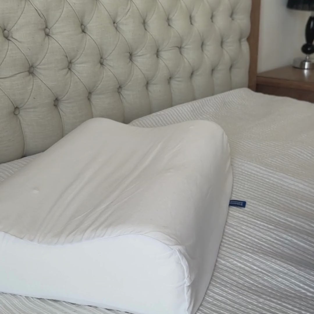 Cargar video: &lt;p&gt;&lt;span class=&quot;metafield-multi_line_text_field&quot;&gt;EL CUIDADO&lt;br /&gt;
“No es magia. Es ergonomía.”&lt;br /&gt;
Su forma sostiene tu cabeza y respeta la curvatura cervical. Menos molestias, más descanso real.&lt;/span&gt;&lt;/p&gt;