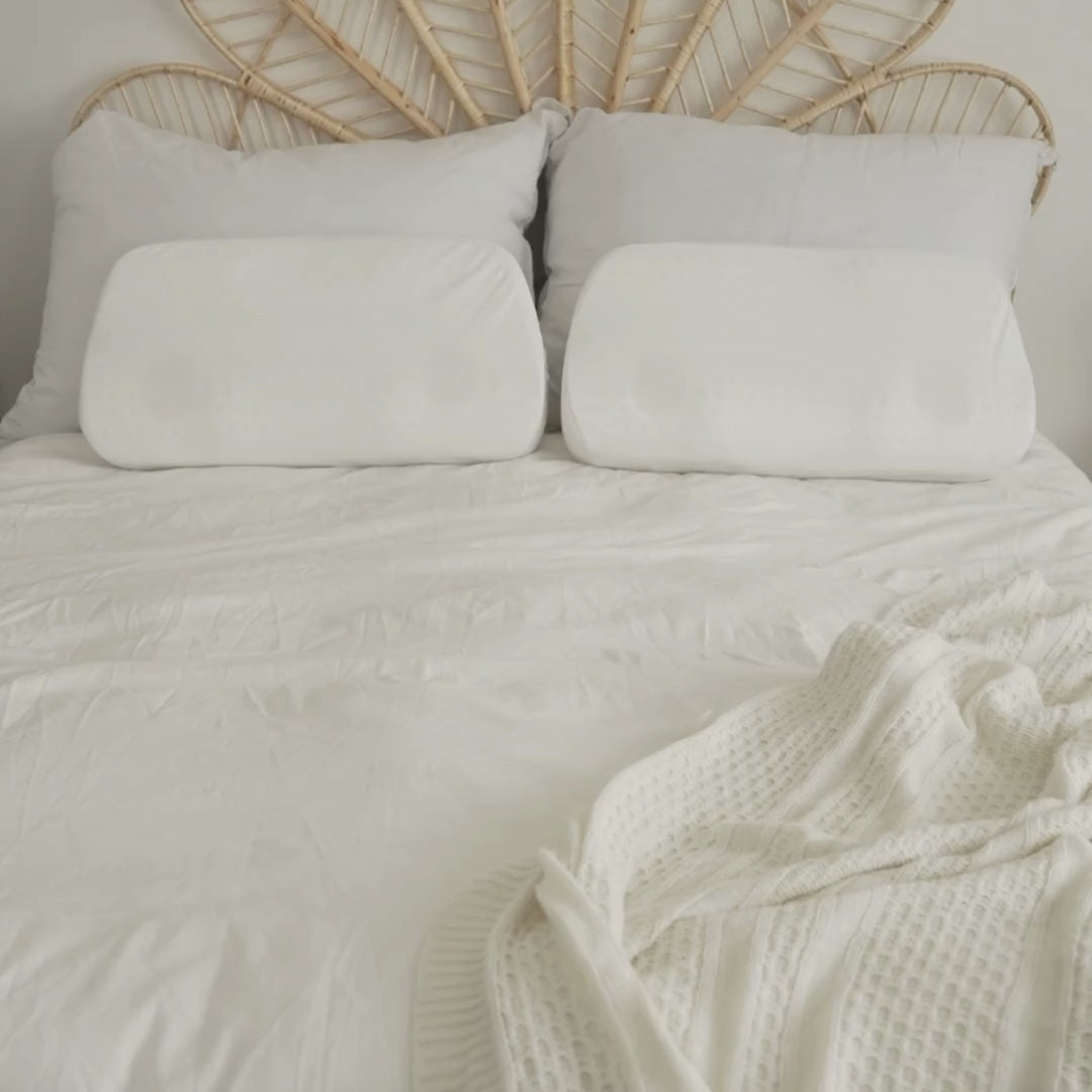Cargar video: &lt;p&gt;&lt;span class=&quot;metafield-multi_line_text_field&quot;&gt;EL CAMBIO&lt;br /&gt;
“Dormís mejor vos. Y también quien duerme con vos.”&lt;br /&gt;
Su espuma viscoelástica mantiene tu cuello en la posición ideal, reduciendo los ronquidos sin aparatos molestos.&lt;/span&gt;&lt;/p&gt;